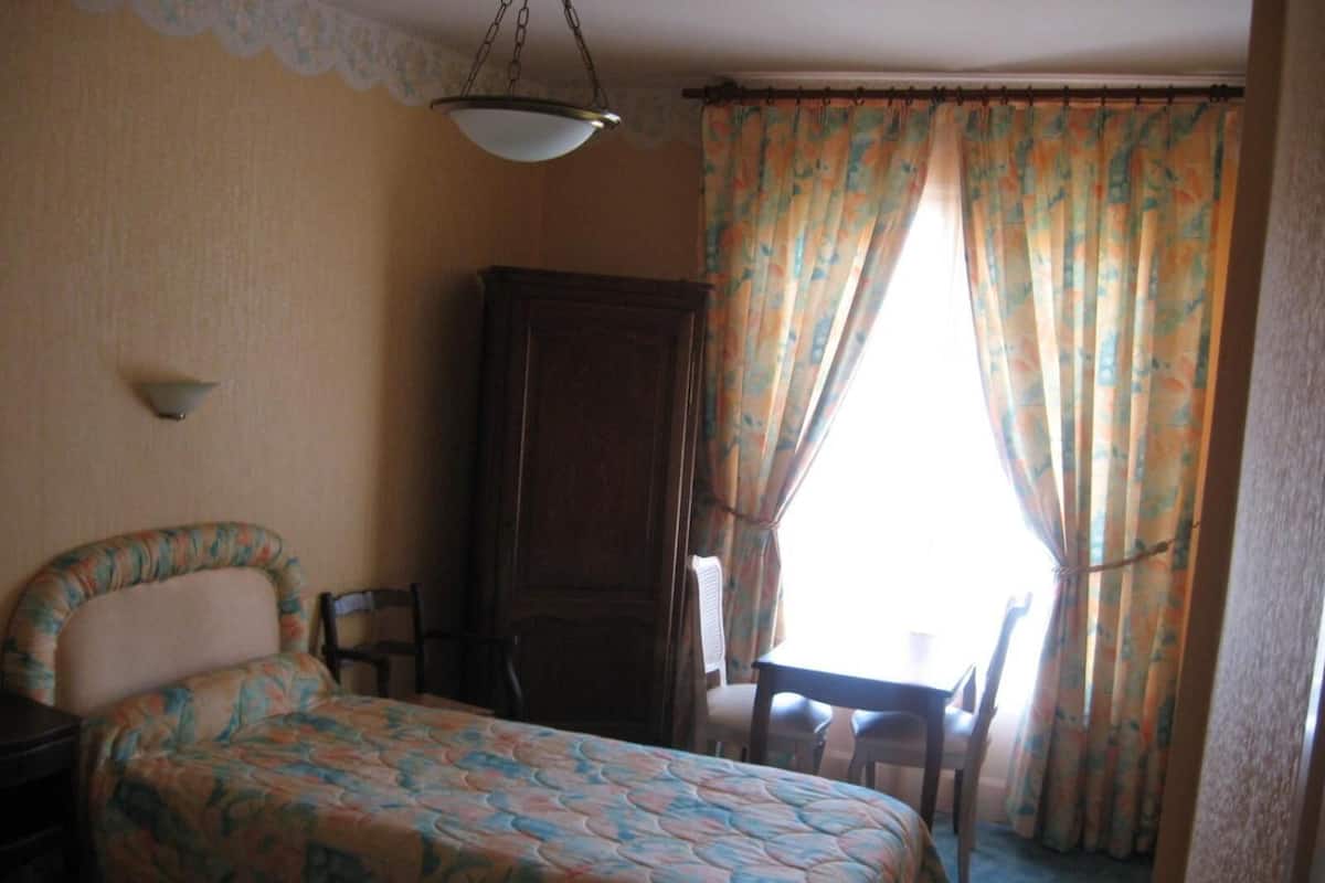 Twin Room | Blackout drapes, bed sheets