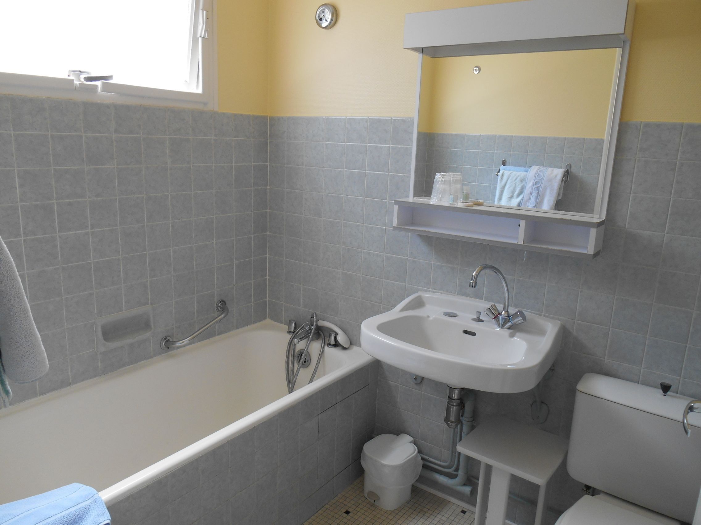 Twin kamer, uitzicht op de stad | Badkamer | Gratis toiletartikelen, een haardroger, handdoeken