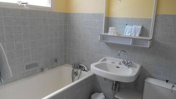 Twin kamer, uitzicht op de stad | Badkamer | Gratis toiletartikelen, een haardroger, handdoeken