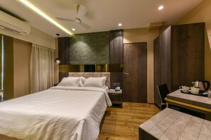 In-room safe, individually decorated, individually furnished, desk - Hotel Orient Regency (Mumbai)