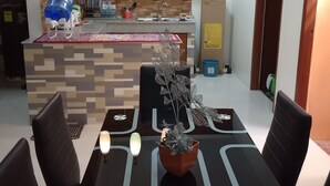 Una cocina moderna con armarios de madera, una isla central e iluminación colgante.
