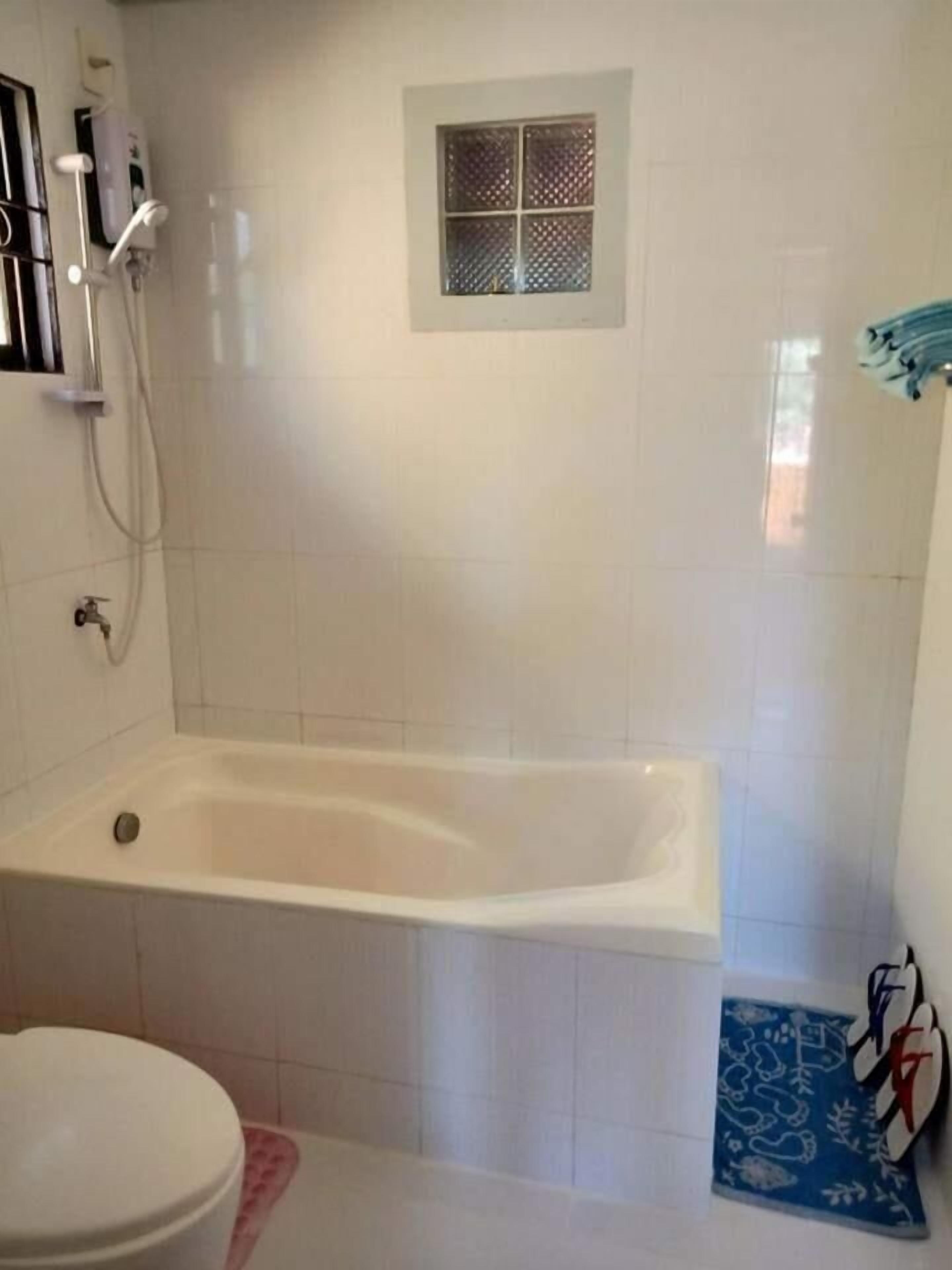 Un bagno con una vasca, una doccia e un water.