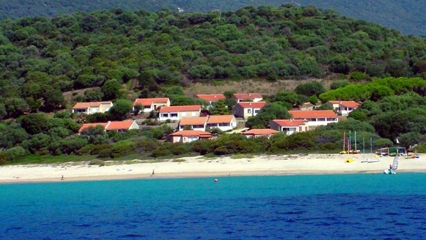 A coastal village with houses on a hillside overlooking a beach. - Résidence Capicciolo (Olmeto)