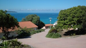 A coastal residential area with houses, a clear blue sky, and the sea in the background. - Résidence Capicciolo (Olmeto)