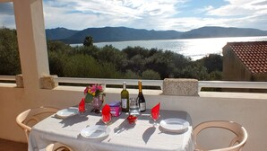 A table set for two with a view of a lake and mountains. - Résidence Capicciolo (Olmeto)