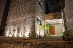 Un edificio moderno con fachada de ladrillo y puerta de madera.