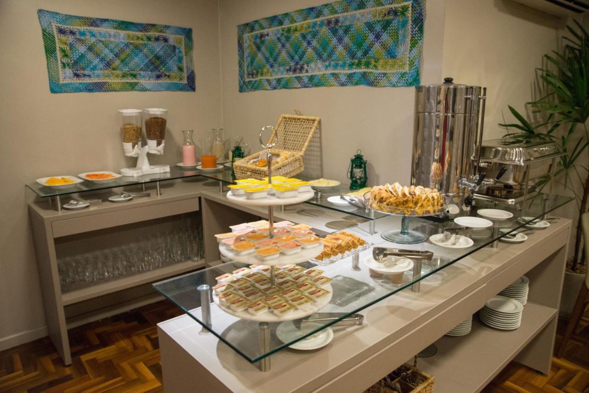 Un bufé con diversos alimentos, cristalería y una estación de café.