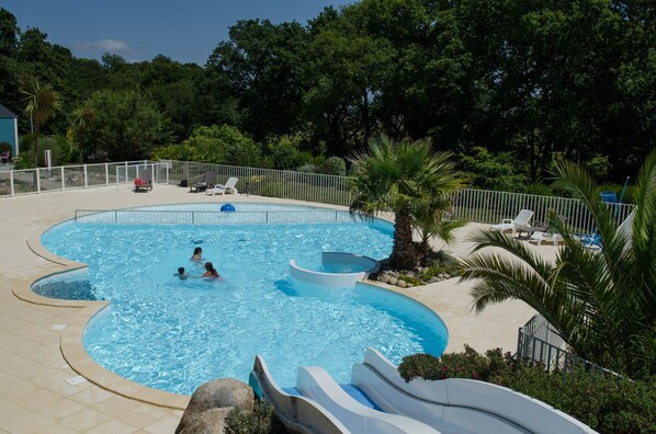 Seasonal outdoor pool, open 10 AM to 8 PM, pool umbrellas, pool loungers