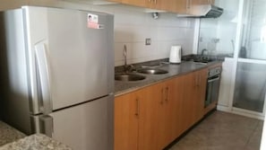 Appartement, 3 chambres, 2 salles de bains | Cuisine privée | Grand réfrigérateur, micro-ondes, four, plaque de cuisson