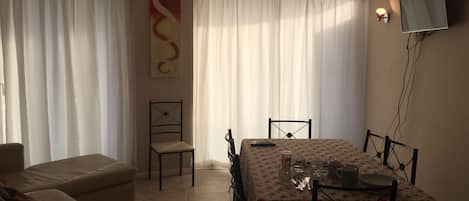 Apartment, 3 Bedrooms, 2 Bathrooms | Living area