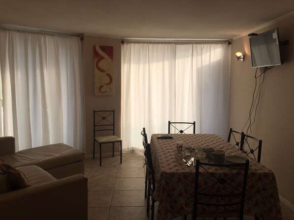 Departamento, 3 habitaciones, 2 baños | Área de sala de estar | Televisión de pantalla plana 