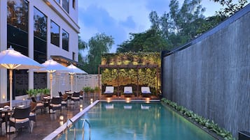 Kolam renang outdoor, dengan kursi berjemur