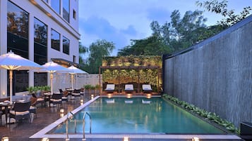 Piscina externa, funciona das 7h às 20h, espreguiçadeiras