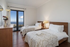 Villa, piscine privĂ©e, vue sur la montagne | SystĂšme dâinsonorisation, fer et planche Ă repasser