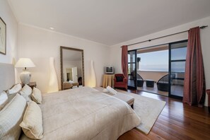 Villa, privézwembad, uitzicht op bergen | Geluiddichte muren, een strijkplank/strijkijzer, gratis babybedden