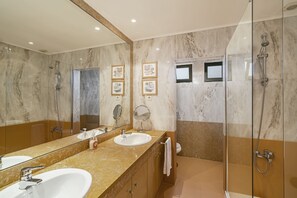 Villa, piscine privée, vue sur la montagne | Salle de bain | Baignoire et douche séparées, baignoire profonde, séchoir à cheveux