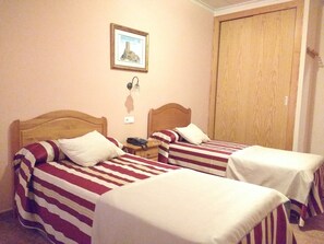 Kamar Twin | Meja kerja, Wi-Fi gratis, dan seprai linen