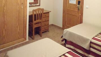 Habitación con 2 camas individuales | Escritorio, wifi gratis y ropa de cama