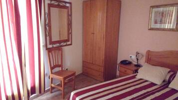 Twin kamer | Een bureau, gratis wifi, beddengoed