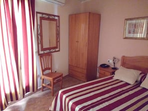 Chambre avec lits jumeaux | Bureau, accès au Wi-Fi (inclus), literie fournie