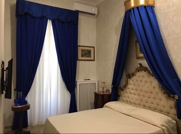 Luxury Double (Savoy) | Frette Italian sheets, premium bedding, down comforters - Royal Gismonda (Naples)