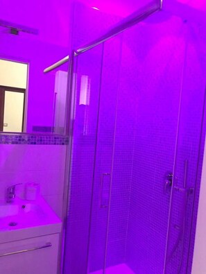 Luxury Double Room, 1 Queen Bed (Aragona) | Bathroom | Shower, free toiletries, hair dryer, bidet