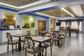 Lobby sitting area - 1 Life Studio and Suites (Evansville)