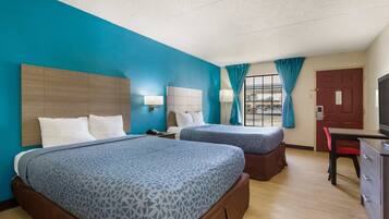 Studio, 2 queensize-senger, tekjøkken | Safe på rommet, skrivebord, blendingsgardiner og strykejern/-brett