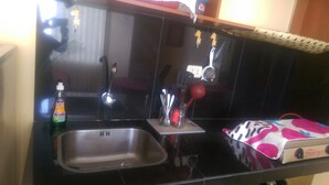Standard Room, 1 Bedroom, Private Bathroom (with Kitchen /  Con Cocina) | Private kitchenette - Honey House (Arequipa)