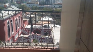 Standard Room, 1 Queen Bed, Private Bathroom (No Kitchen /  Sin cocina) | Balcony - Honey House (Arequipa)