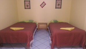 Quarto casal, 2 camas de solteiro, banheiro compartilhado | Ferros/tábuas de passar roupa, camas extras/dobráveis (sobretaxa)