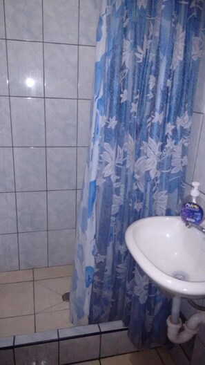 Shower, towels, soap, toilet paper - Honey House (Arequipa)