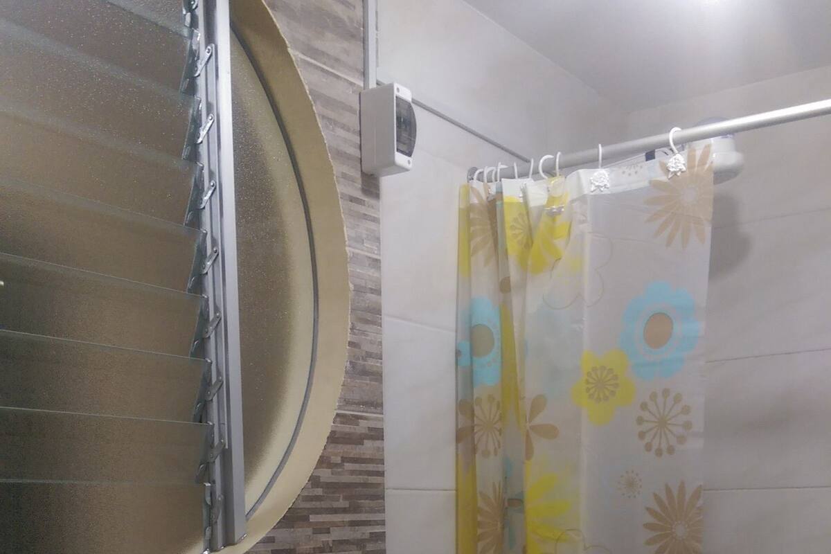 Ducha, toallas, jabón, papel higiénico