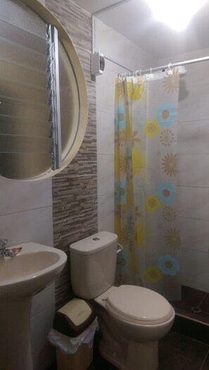 Shower, towels, soap, toilet paper - Honey House (Arequipa)