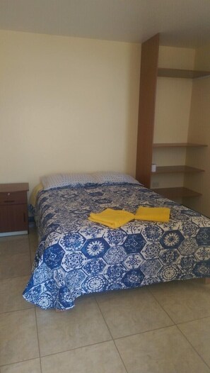 Habitación estándar, 1 cama de matrimonio, baño privado (No Kitchen /  Sin cocina) | Tabla de planchar con plancha, camas supletorias, wifi gratis