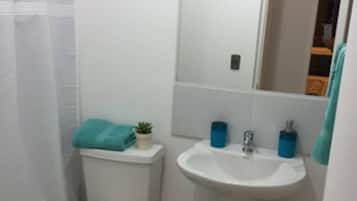 Apartamento, 2 quartos, banheiro privativo | Banheiro | Chuveiro, produtos de toalete grátis, toalhas de banho