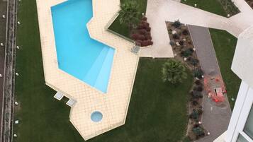 حمّام سباحة خارجي