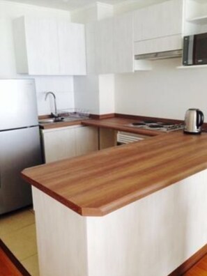 Apartamento, 2 habitaciones, baño privado | Cocina privada | Frigorífico grande, microondas, horno y placa de cocina