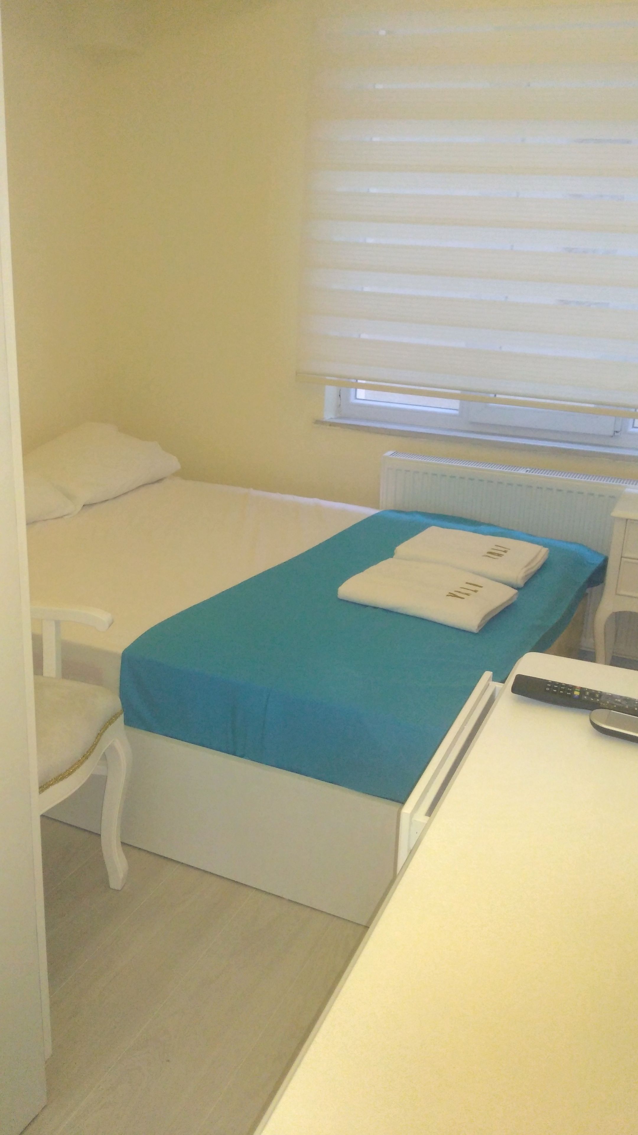 Escritorio, wifi gratis y ropa de cama 