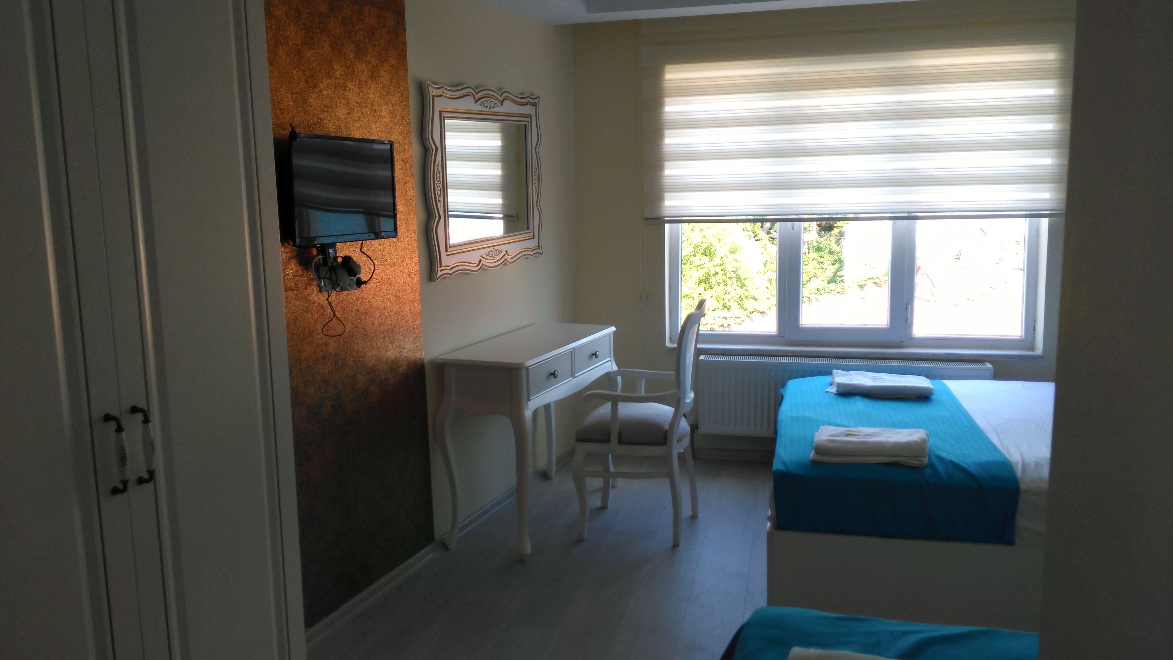 Escritorio, wifi gratis y ropa de cama 