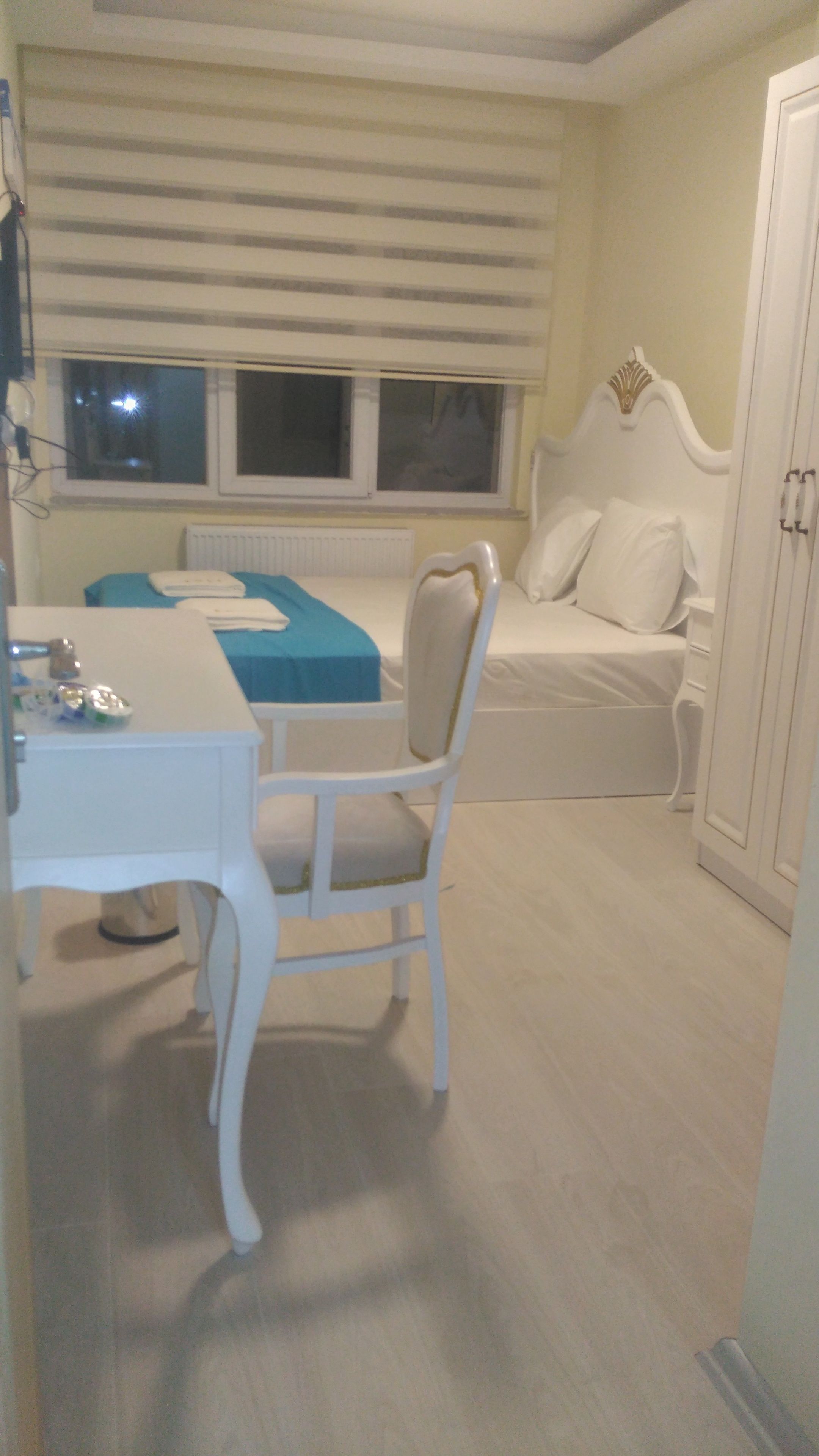 Escritorio, wifi gratis y ropa de cama 