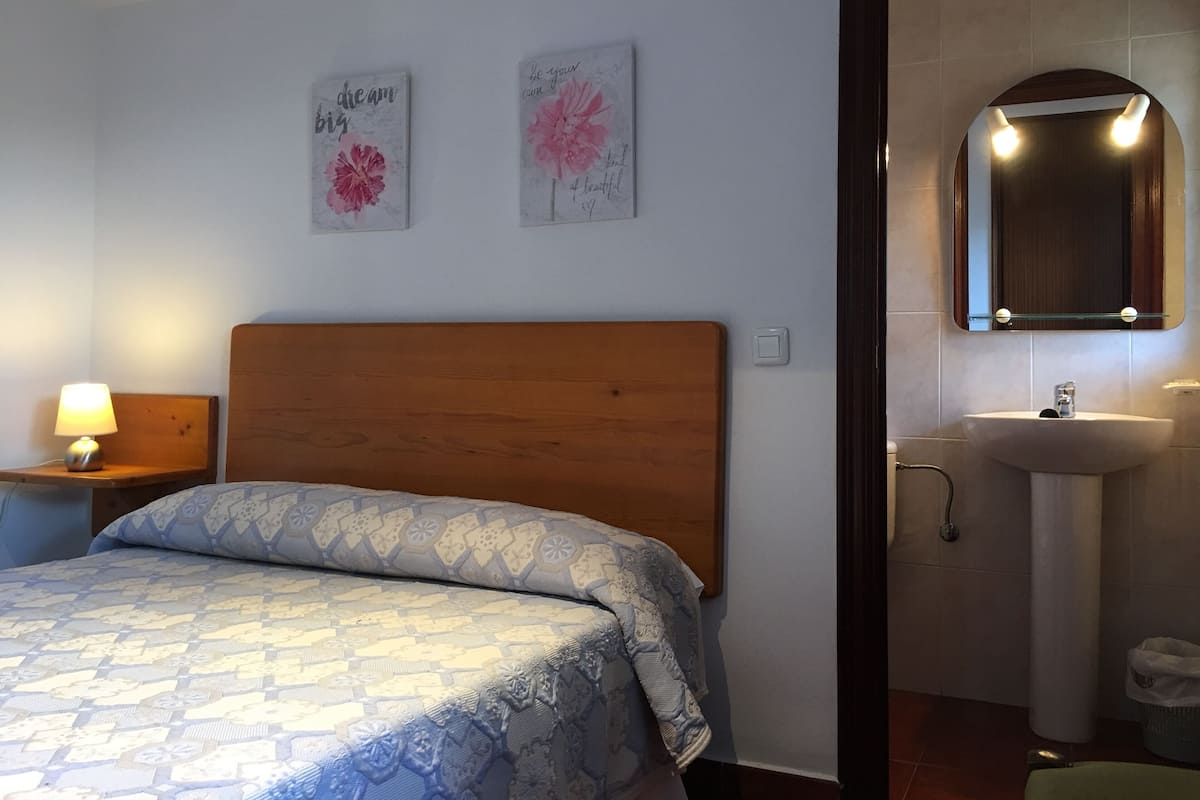 Double Room, 1 Queen Bed (no pets allowed) | ベビーベッド (無料)、WiFi (無料)、ベッドシーツ