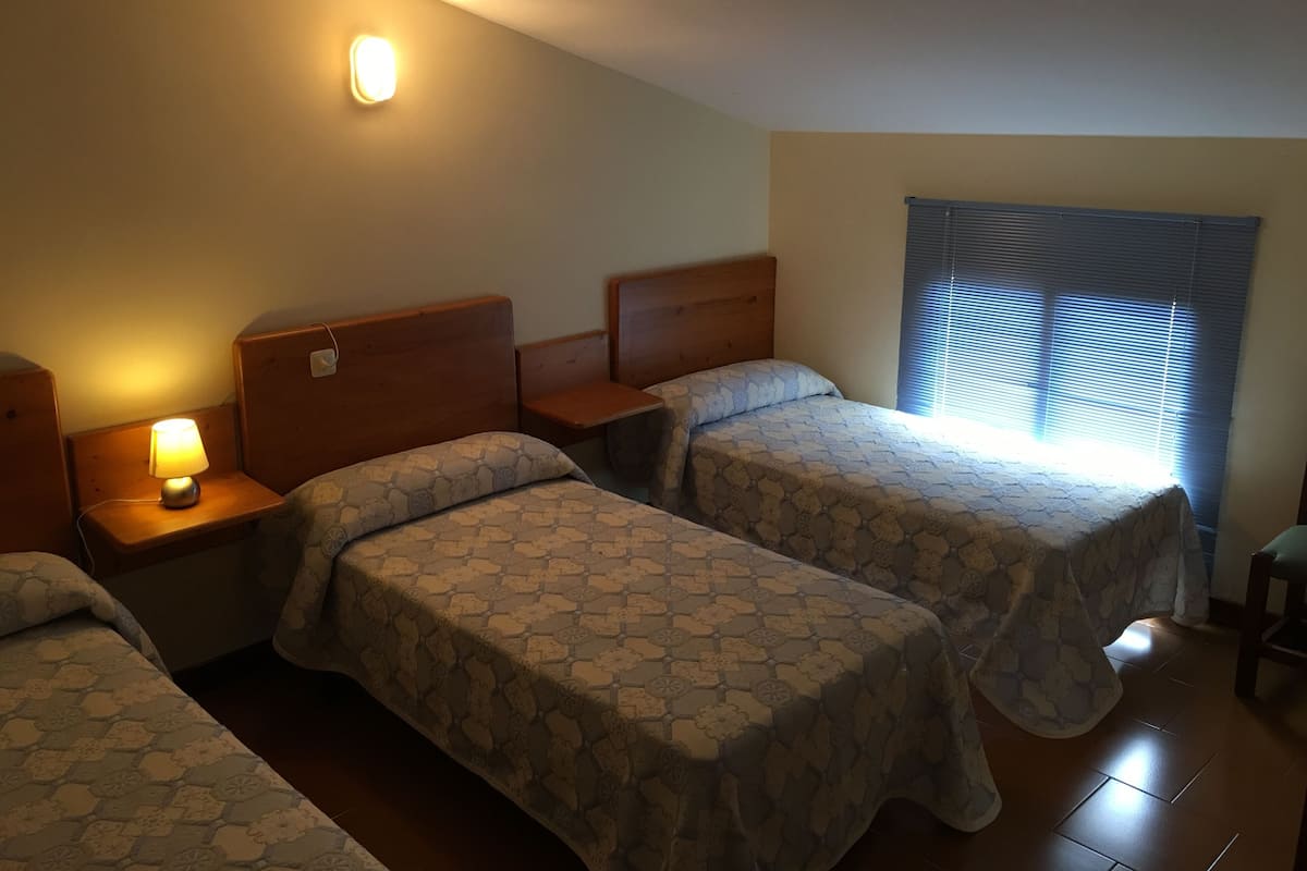 Triple Room, 3 Twin Beds (no pets allowed) | ベビーベッド (無料)、WiFi (無料)、ベッドシーツ