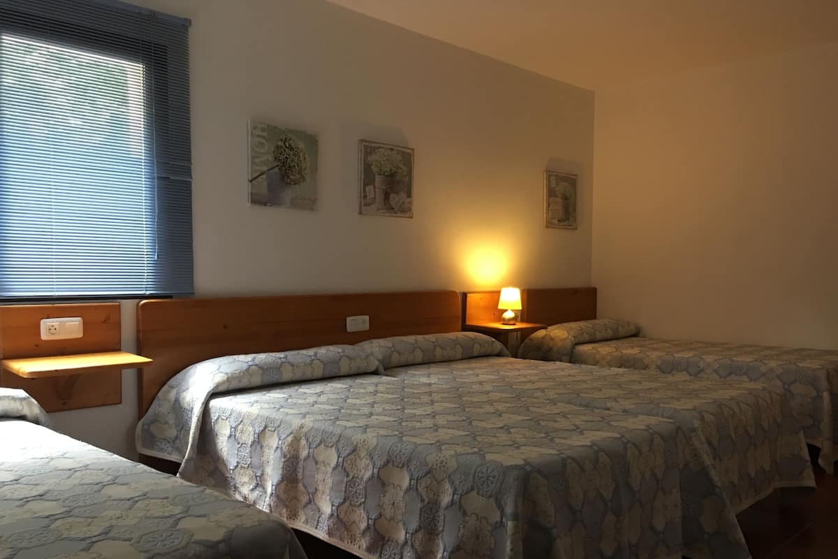 Family Room, 1 Bedroom (no pets allowed) | ベビーベッド (無料)、WiFi (無料)、ベッドシーツ