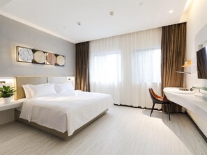 In-room safe, individually decorated, desk, laptop workspace - ibis Styles Chengdu Chunxi Taikoo Li Hotel (Chengdu)
