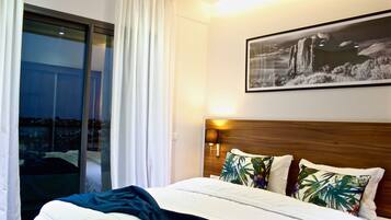 Hochwertige Bettwaren, Zimmersafe, Schreibtisch, Verdunkelungsvorhänge