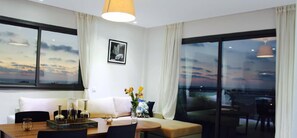 Appartement supérieur avec vue | บริเวณนั่งเล่น | ทีวีจอแบน 32 นิ้ว พร้อมช่องดาวเทียม, ทีวี