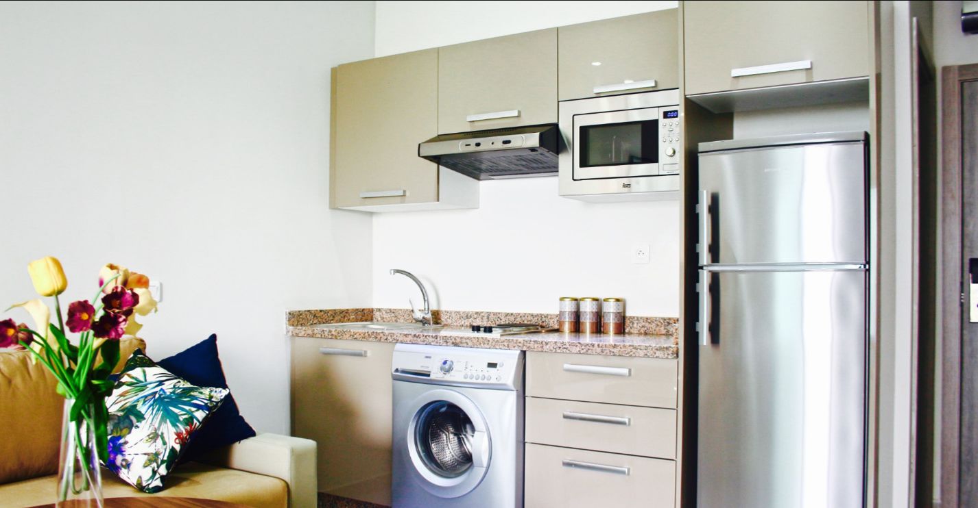Lemari es, microwave, kompor, dan peralatan masak/sendok-piring