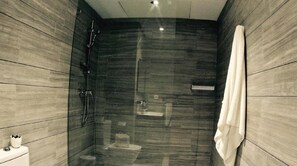 Suite vue sur mer | Dusche im Bad