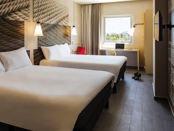 Kamar Double Standar, 2 Tempat Tidur Double | Brankas, meja kerja, kedap suara, dan Wi-Fi gratis